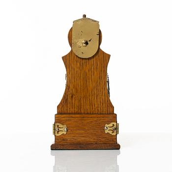 A wooden box with three glass flasks, Birmingham, circa 1900.