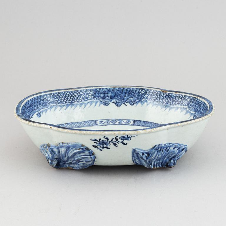 A blue and white export porcelain serving bowl, Qing dynasty, Qianlong (1736-95).