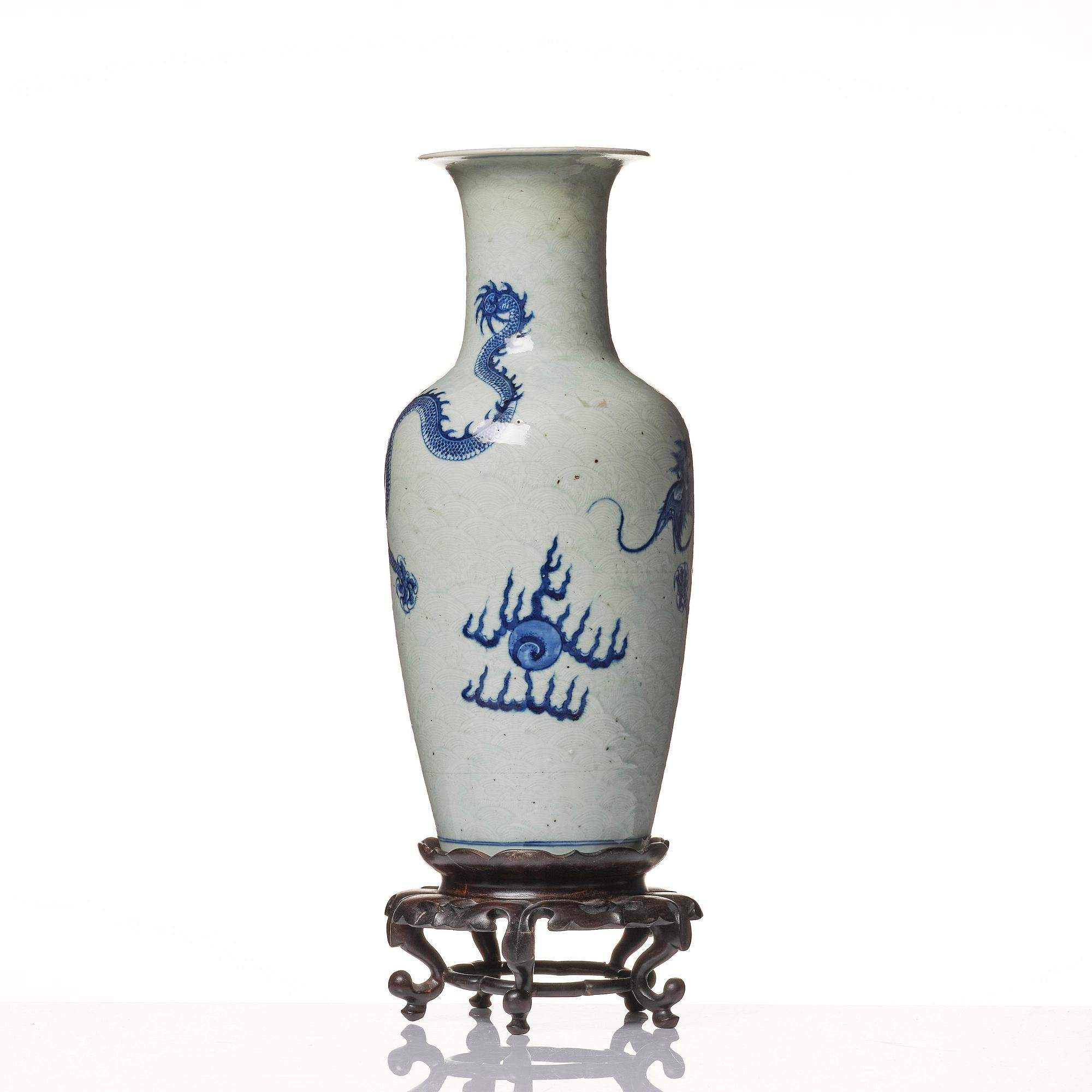 A large Chinese blue and white 'five clawed dragon vase' vase, late Qing dynasty, 19th century.