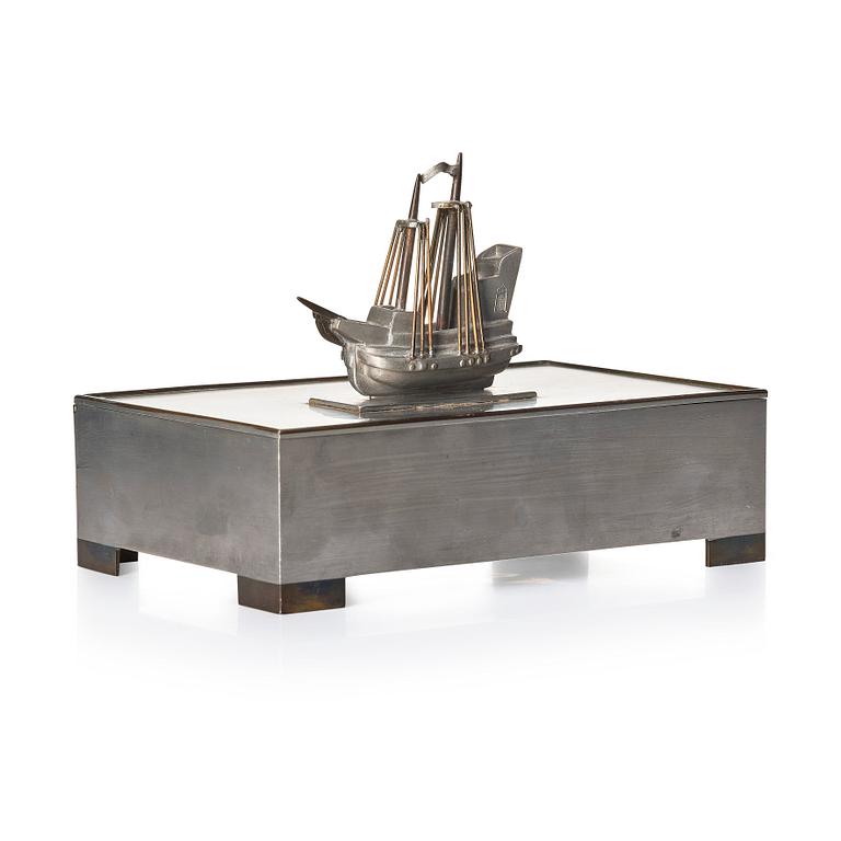 Björn Trägårdh, a lidded pewter and brass box, Firma Svenskt Tenn, Stockholm 1930.