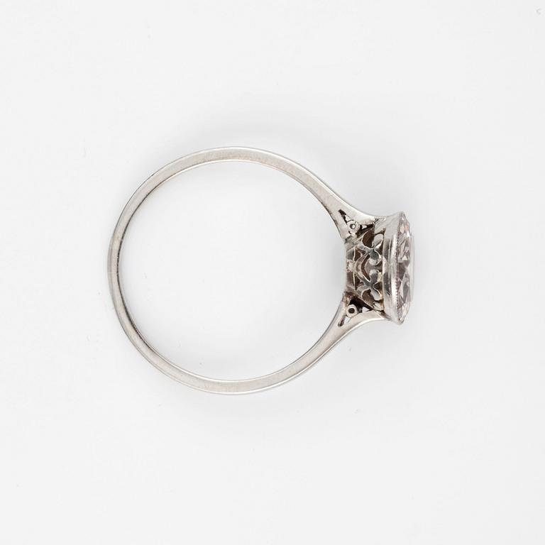 RING, 14k vitguld med gammalslipad diamant ca 2.25 ct i mille-griffes fattning. Kvalitet ca J-K/SI1. Ca 1930-tal.
