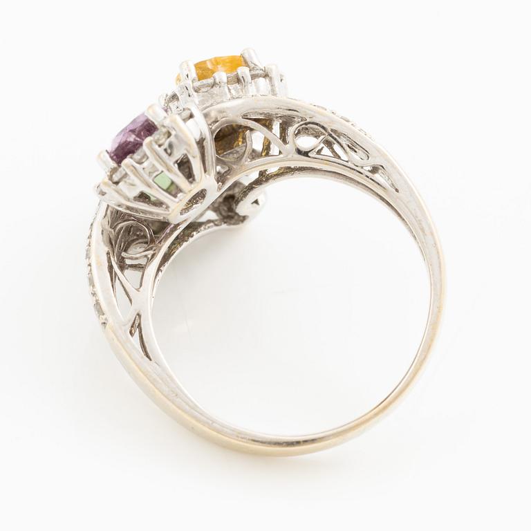 Ring in 18K white gold set with faceted coloured gemstones and round brilliant-cut diamonds.