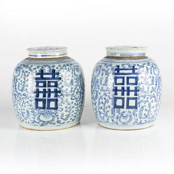 A pair of large blue and white jars iwth covers, late Qing dynasty, 19th Century.