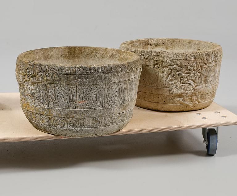 TRÅDGÅRDSURNOR, ett par, 1900/2000-tal.