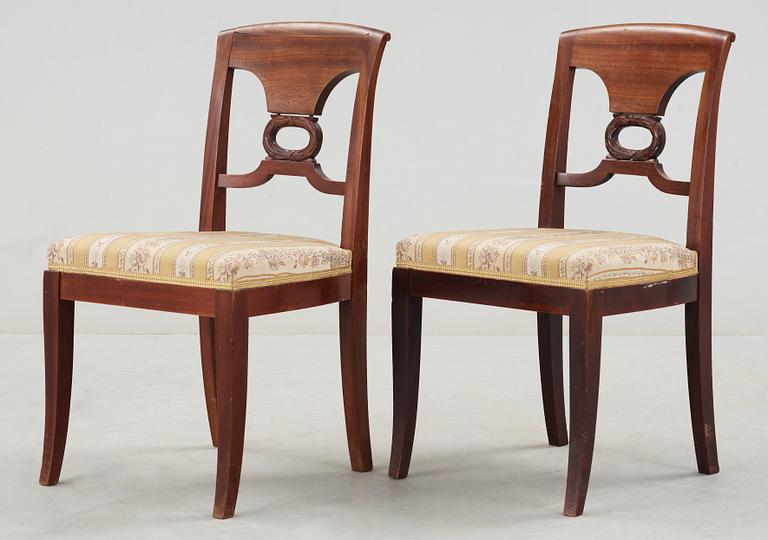 STOLAR, ett par. Empirestil. Troligen Ryssland omkring år 1900.