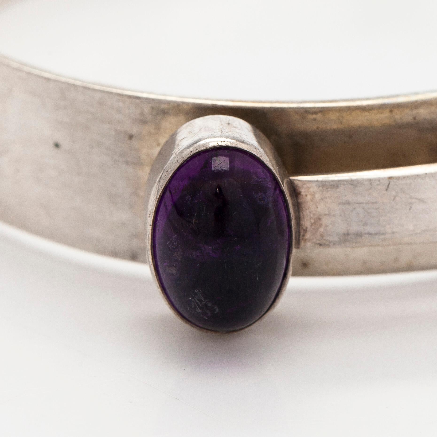 Elis Kauppi, rannekoru, hopeaa ja ametisti. Kupittaan Kulta, Turku 1959.