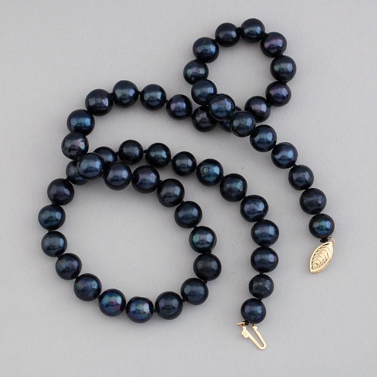 PÄRLCOLLIER, odlade sötvattenpärlor. Lås 14 k guld.