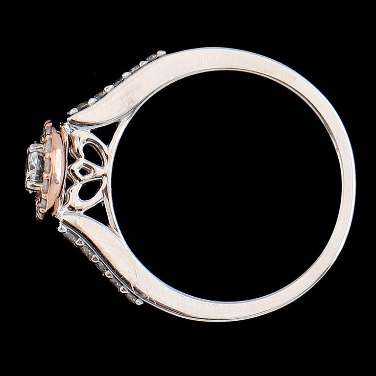 RING, 14K tvåfärgat guld, briljantslipade diamanter tot ca 0.75 ct. Vikt ca 3 g.
