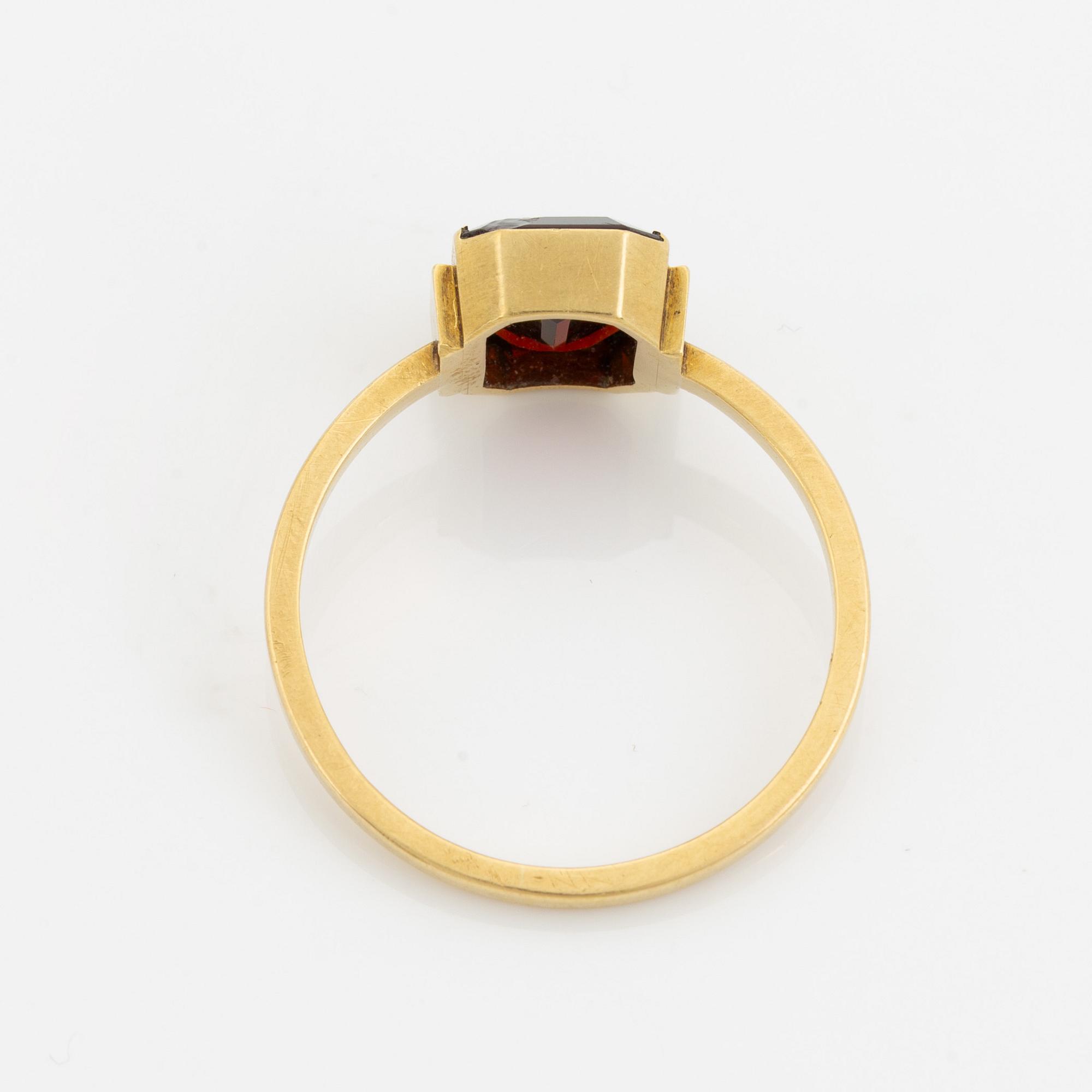 Wiwen Nilsson, Ring, 18K guld med fasettslipad röd sten, Lund 1940.