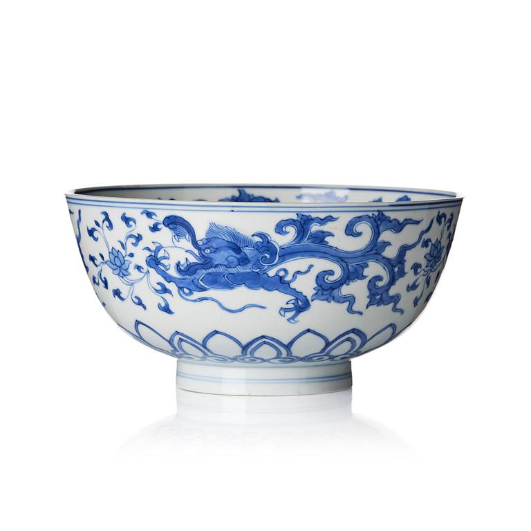 A blue and white 'makhara dragon bowl', Qing dynasty, Kangxi (1662-1722).