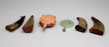 KRUTHORN, 6 st, keramik, glas samt horn, 1800-tal.