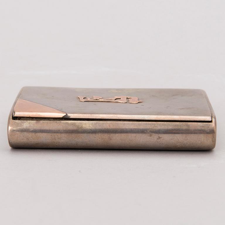 A cigarette case in silver (875) and gold, early 20th Century.