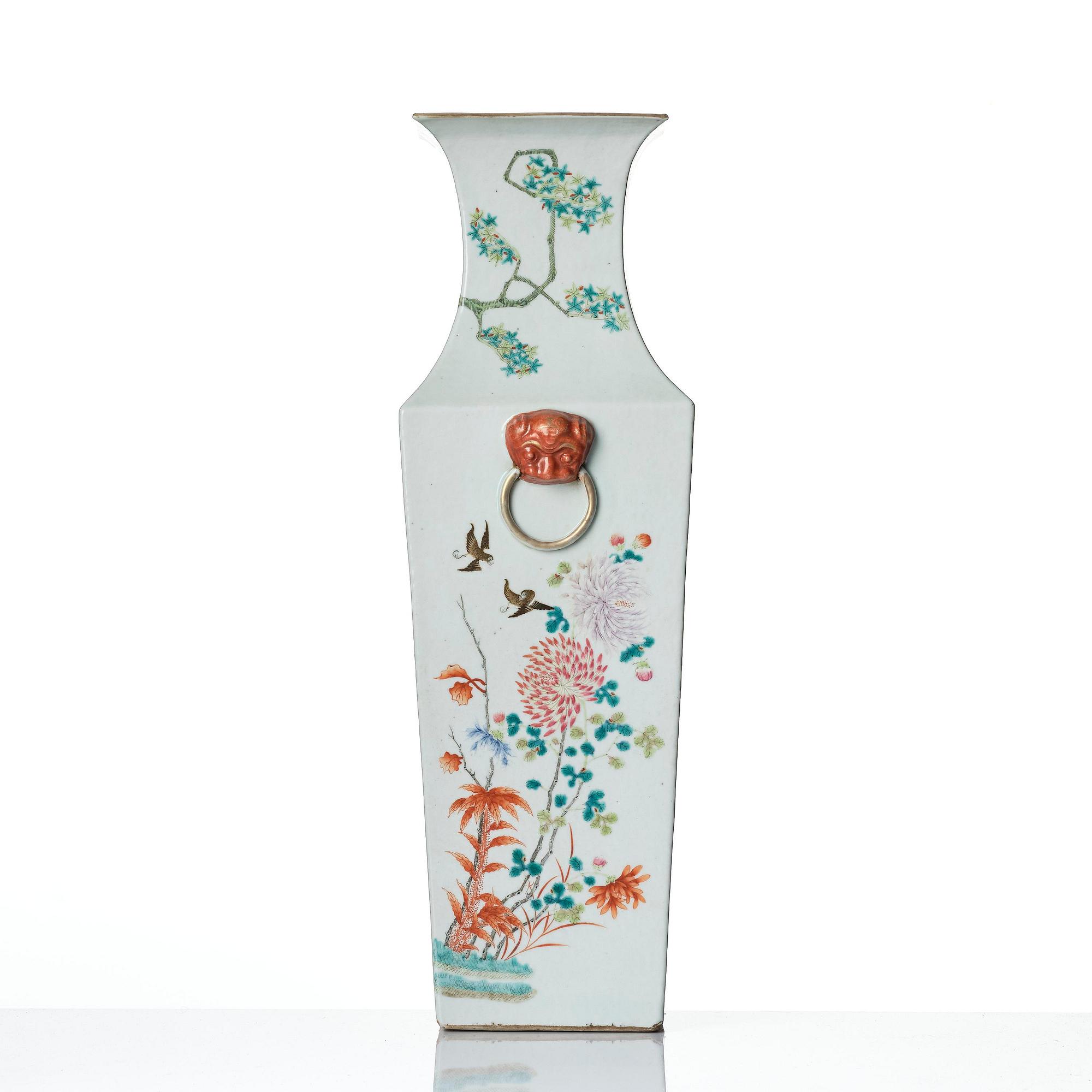 Vas, porslin. Qingdynastin, 1800-tal.