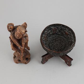Skål med ställ, komposit. Kina, 1900-tal samt skulptur, trä, Japan, 1900-tal.