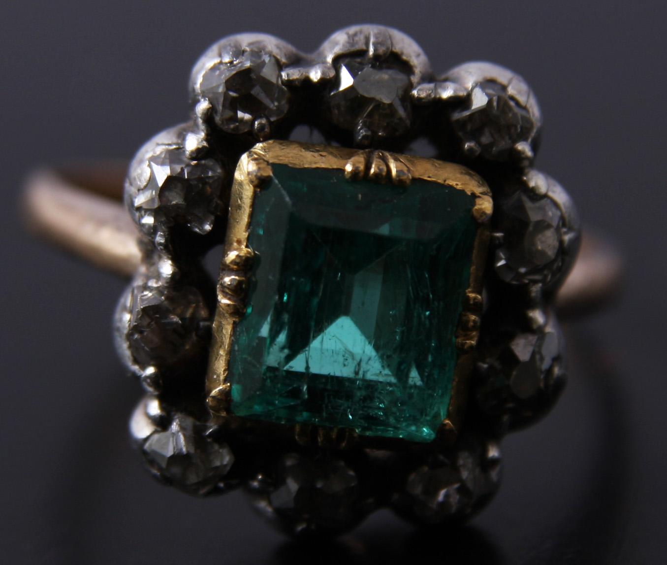 RING, guld 18 K m smaragd o rosenstenar, 1920-tal.