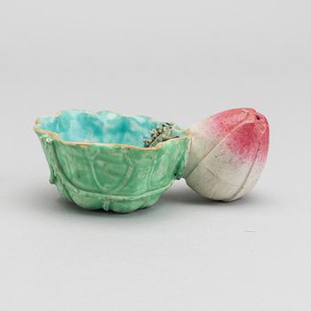 A lotusbud water dropper and basin, Qing dynasty, 19th Century.