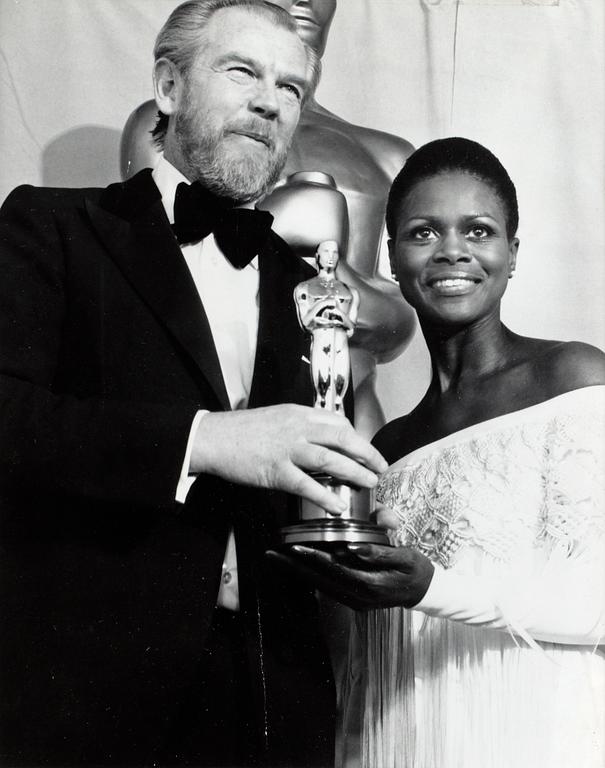 FOTOGRAFI, föreställande Sven Nykvist som tar emot Oscarsstayetten 1974.