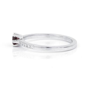 RING, 14K vitguld med turmalin 0,29 ct och briljantslipade diamanter tot ca 0,11 ct. Vikt 2,20 gram.