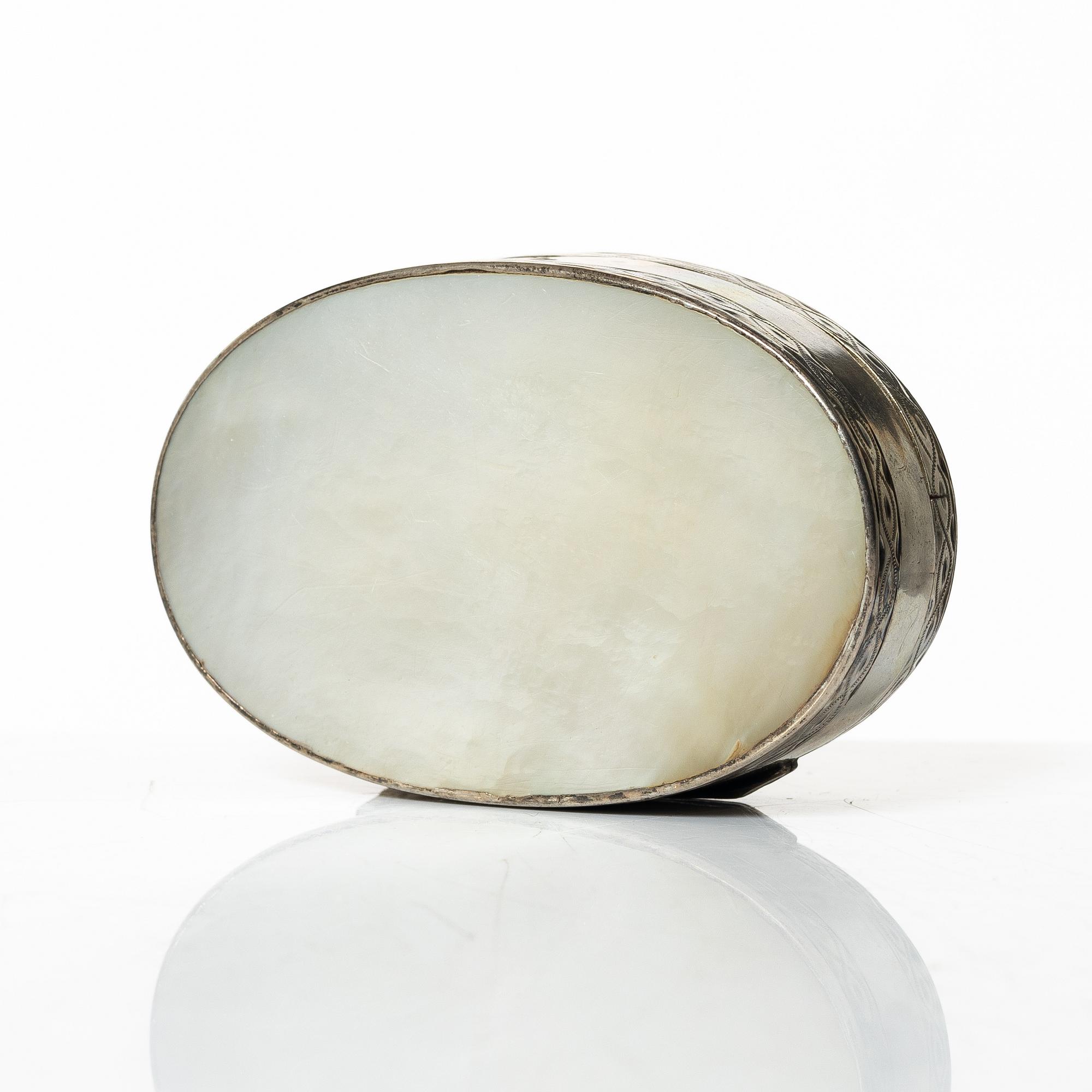 Lars Hessling, dosa, silver och pärlemor, Linköping (verksam 1775-1799 (1800)).