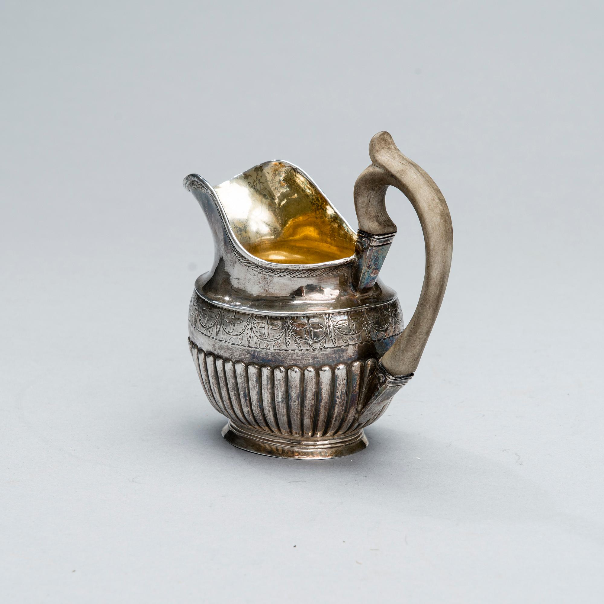 MJÖLKKANNA, silver med träskaft, Ryssland, Moskva 1827. Vikt 153 g.