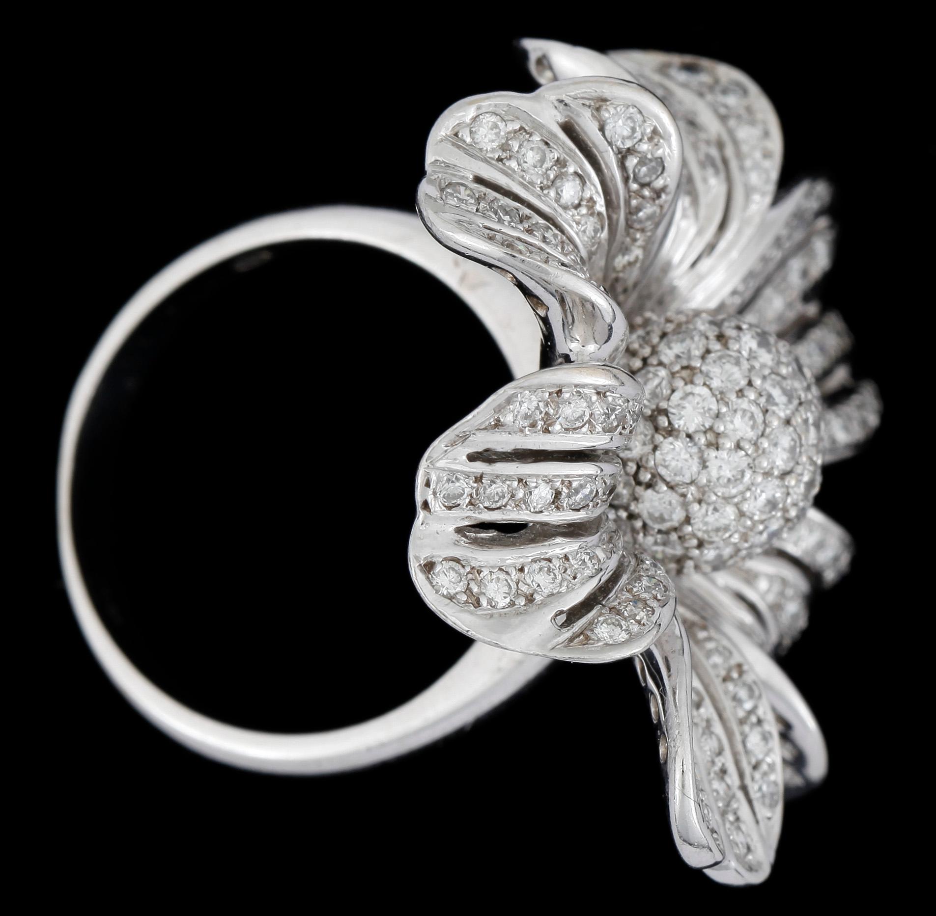 RING, 18k vitguld med briljantslipade diamanter. Vikt 17g.