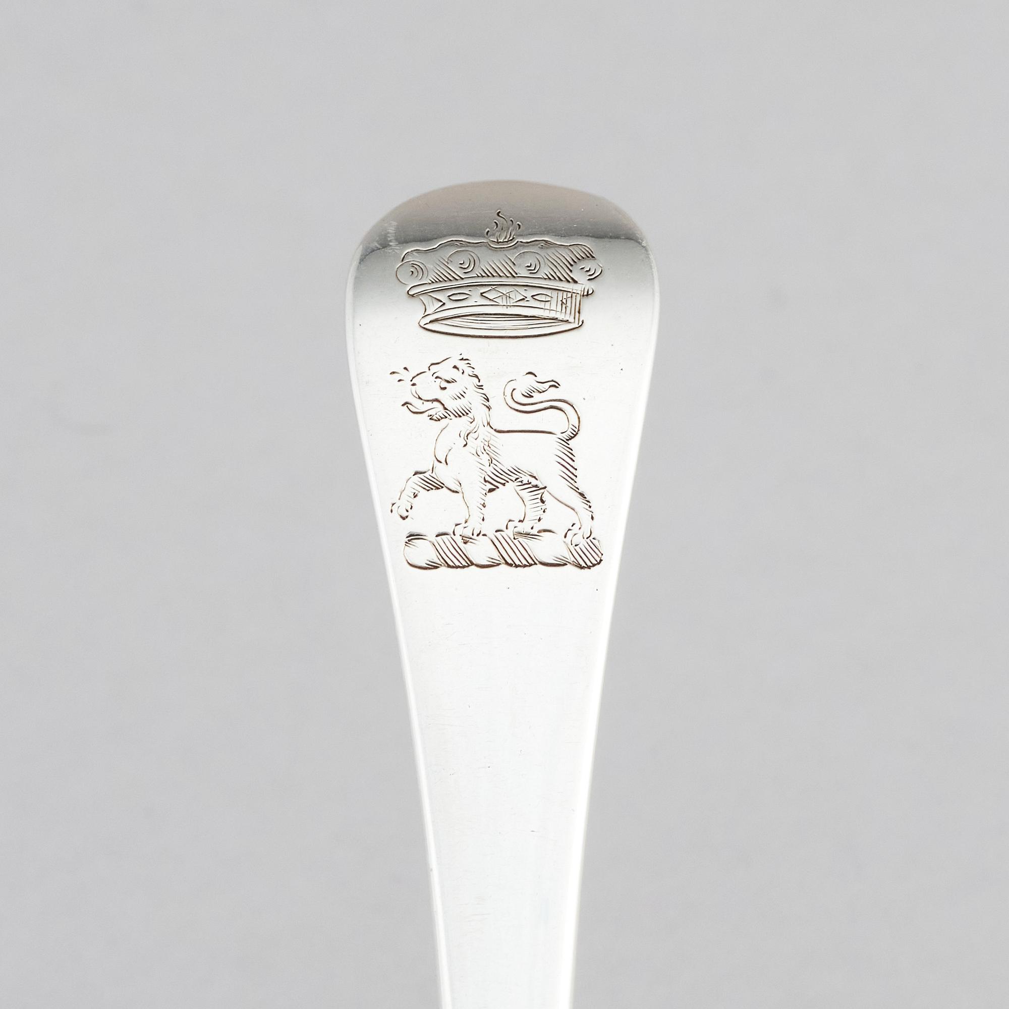 An English 18th century Hanoverian cutlery set with box, parcel-gilt silver, 121 pieces.