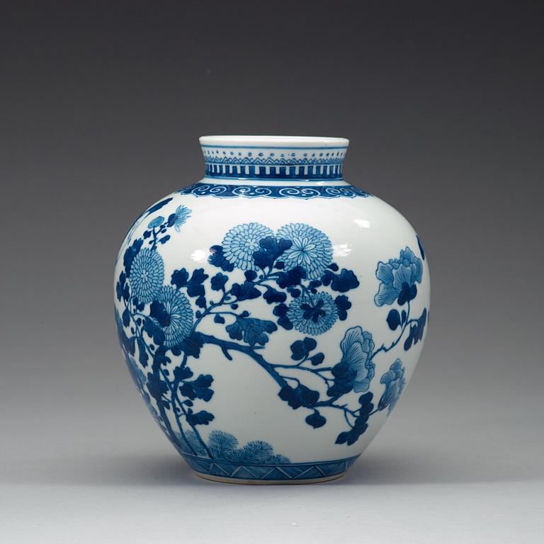 A blue and white pot, late Qing dynasty, circa 1900.