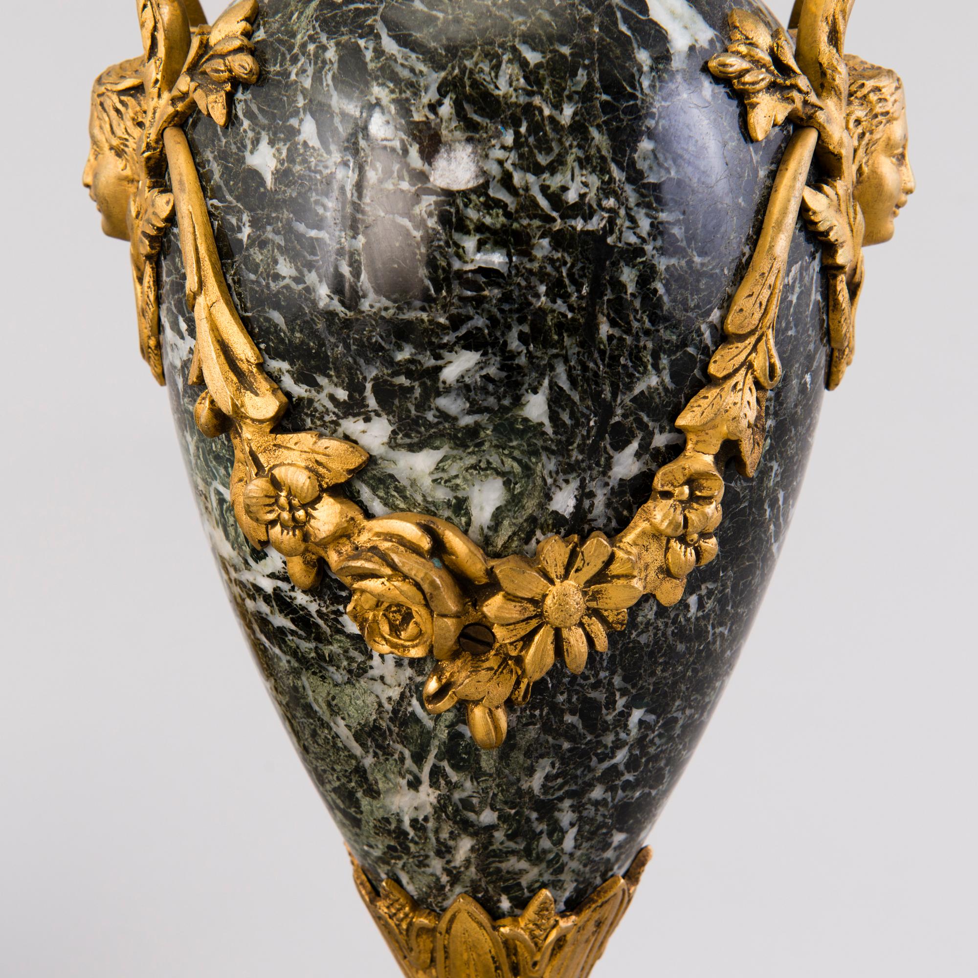 DEKORATIONSURNOR ETT PAR, brons och granit, Ryssland/Frankrike 1800-talets slut.