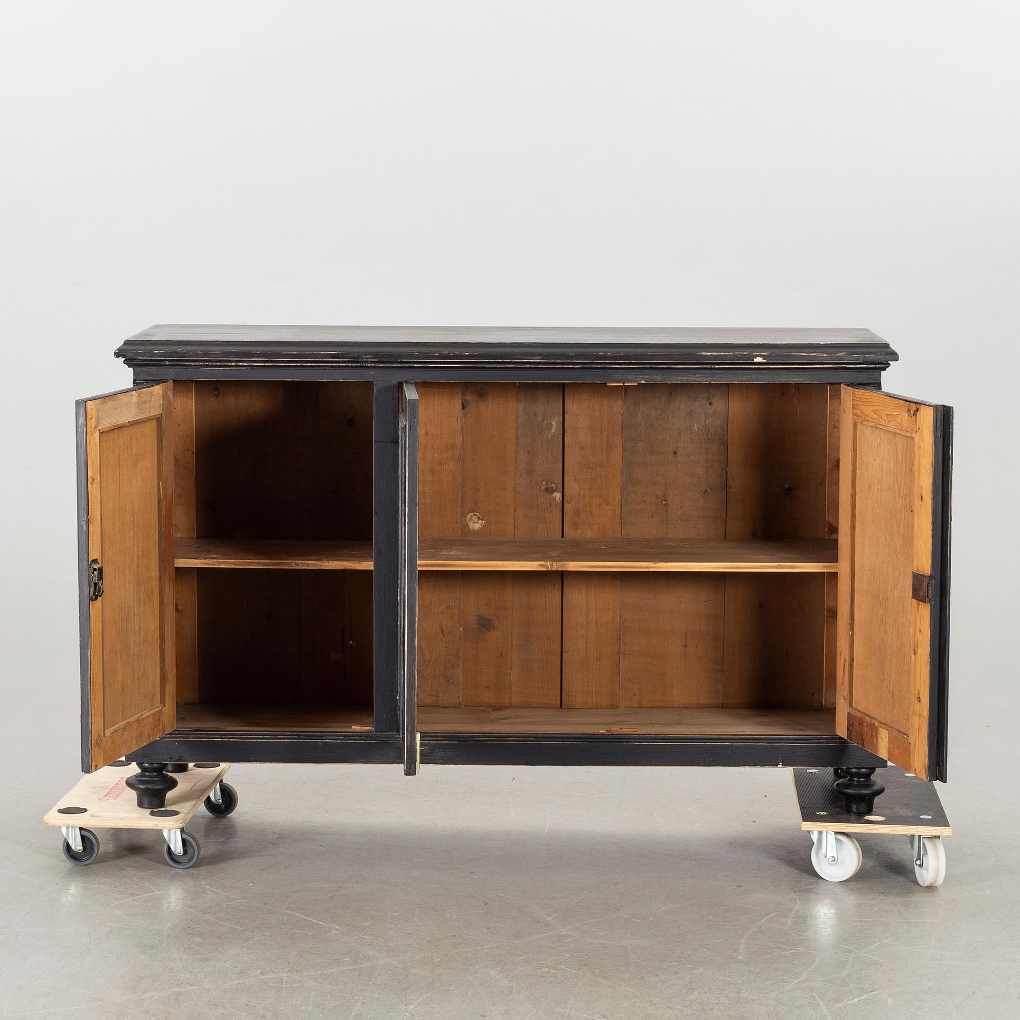 Display cabinet, neo-Renaissance, early 20th century.