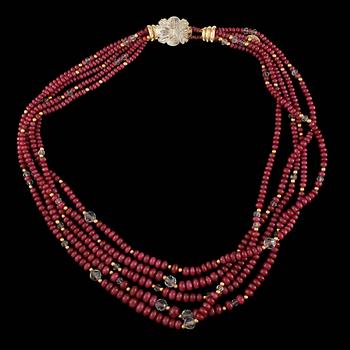 COLLIER, med rubiner, bergkristaller och 18K guld.