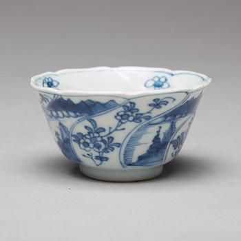 KOPPAR med FAT, tre stycken, porslin. Qingdynastin, Kangxi (1662-1722).