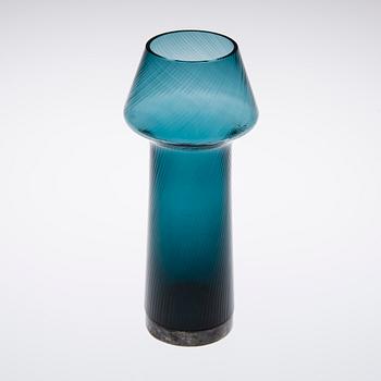 VAS, glas och silver, signerad Aimo Okkolin Riihimäen Lasi Oy.