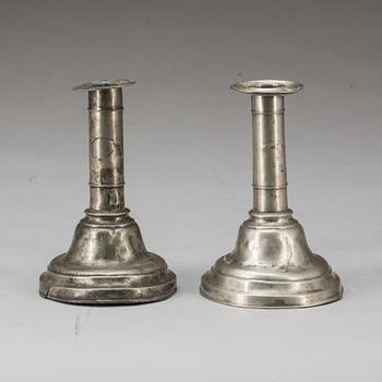 LJUSSTAKAR, ett par, tenn, sengustavianska, 1700/1800-tal.