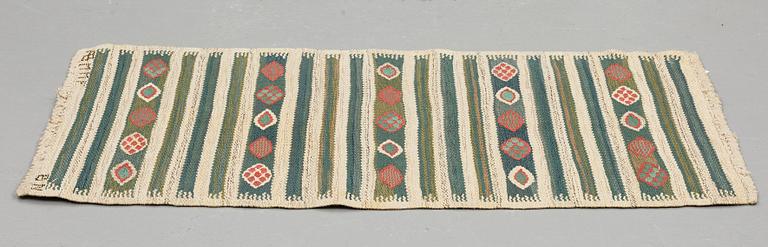 Barbro Nilsson, MATTO, "Krusbär", flat weave, ca 125 x 60 cm, signed AB MMF BN.