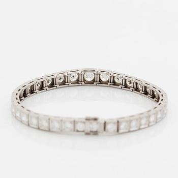 An 18K white gold bracelet set with round brilliant-cut diamonds.