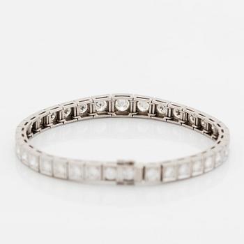 Armband 18K vitguld med runda briljantslipade diamanter totalvikt ca 7.00 ct.