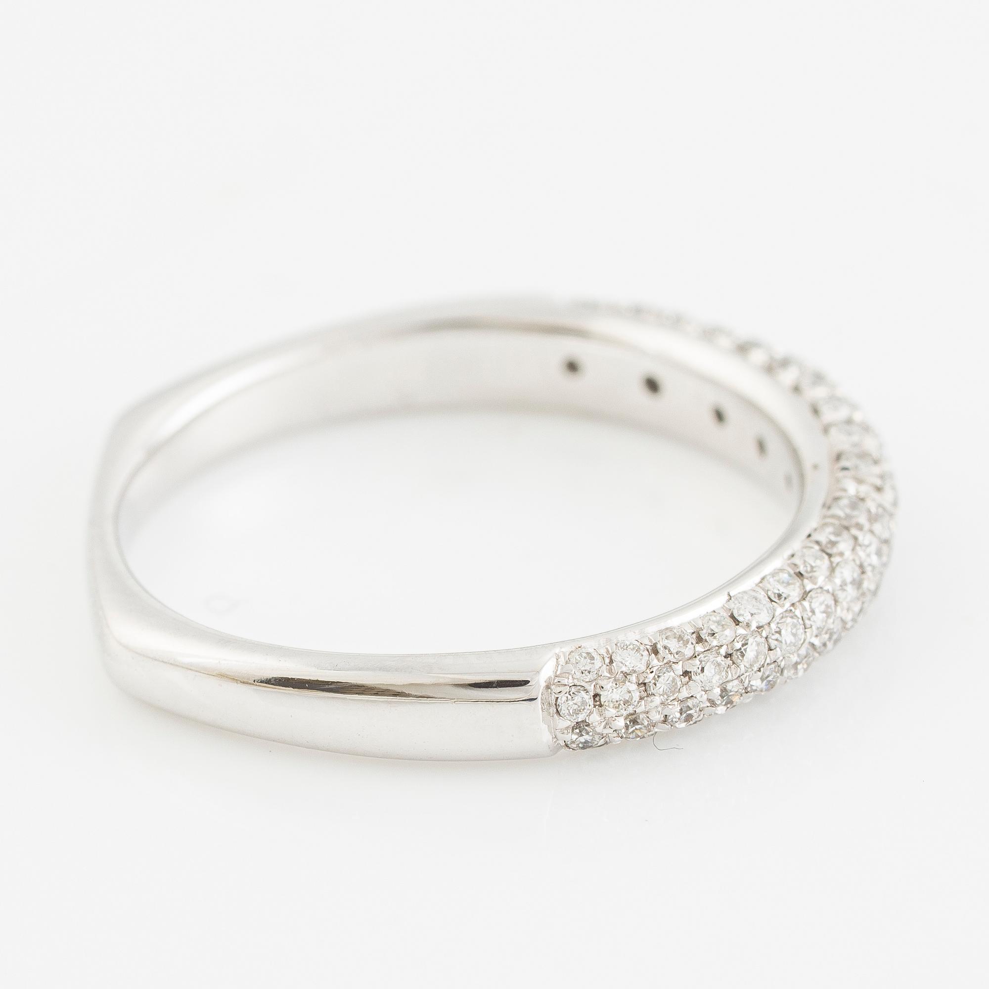 Ring, 18K white gold with small brilliant-cut diamonds.