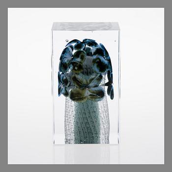 OIVA TOIKKA, GLASS CUBE. Signed Oiva Toikka, Nuutajärvi 12/100, 2006.