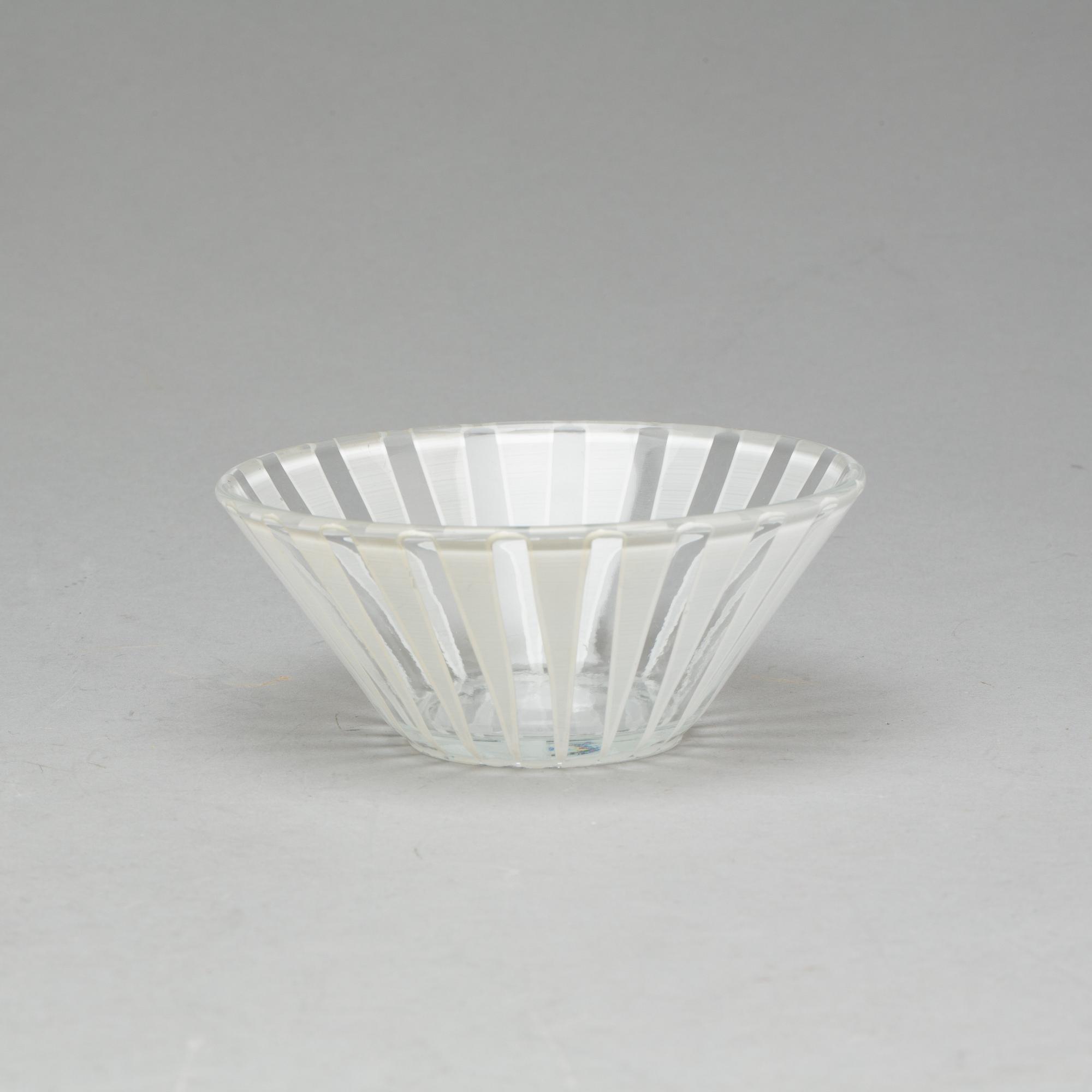 GLASSERVIS, 11 delar, "Strikt", Bengt Orup, Johansfors Glasbruk, modellen formgiven 1953.