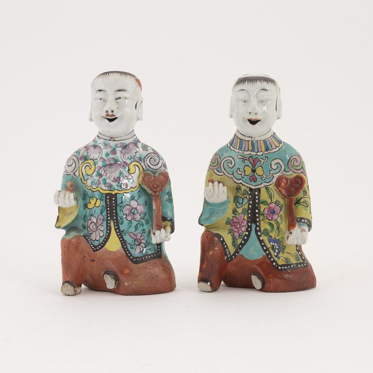 Figuriner, 2 st, porslin, 'Laughing boys', Kina, sen Qingdynasti.