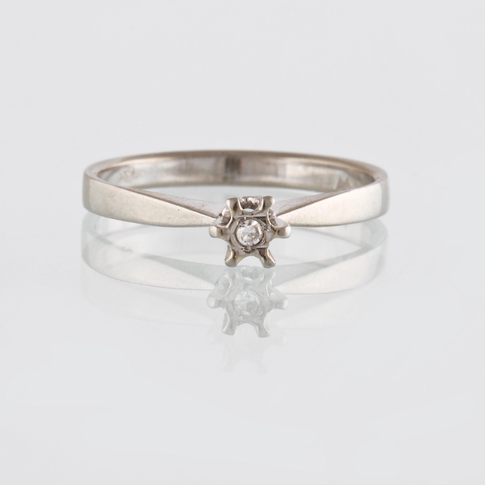 RING, 18K vitguld med åttkantslipad diamant, importstämplad. Vikt 2,4 gram.