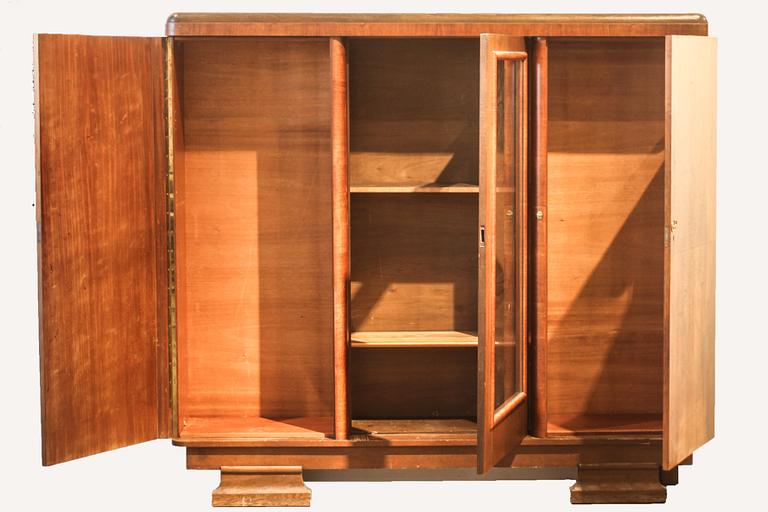 KLÄDSKÅP, 1900-talets första hälft.