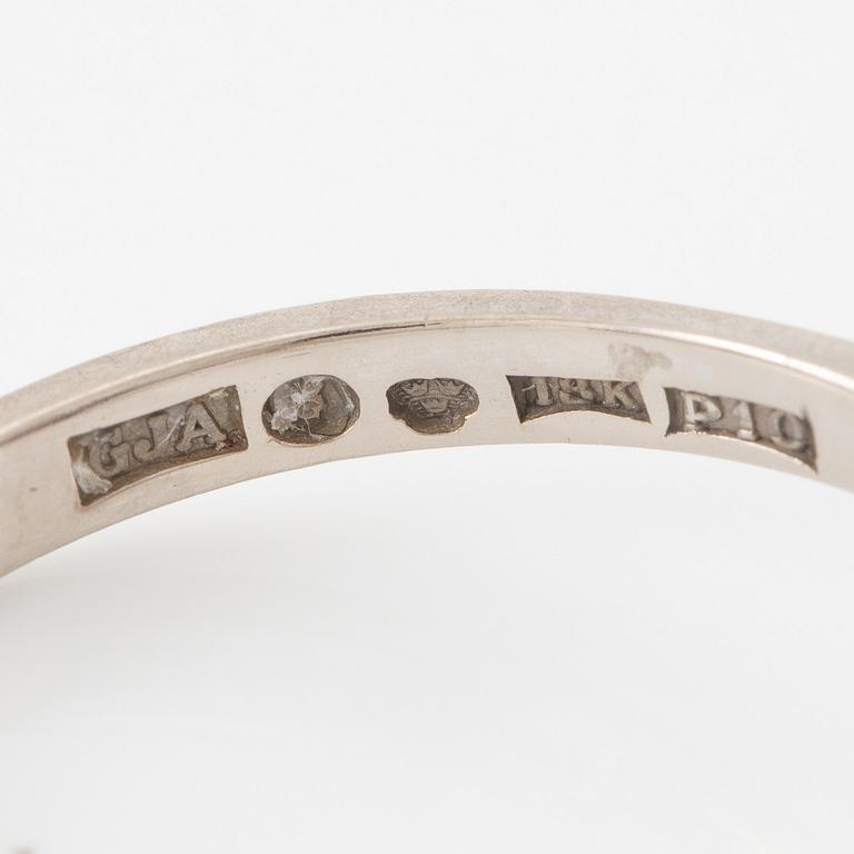 Ring, cameo model, 18K white gold with sapphire and brilliant-cut diamonds.