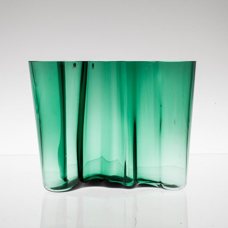 SKÅLAR, 2 st, och VAS, Alvar Aalto, Iittala. 1980-2000-talet.
