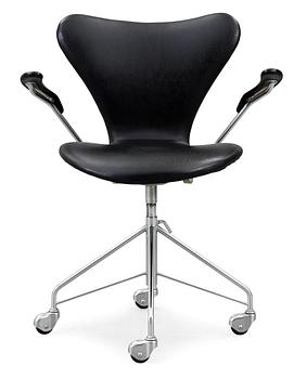 An Arne Jacobsen 'Series 7' desk chair by Fritz Hansen, Denmark 1963.