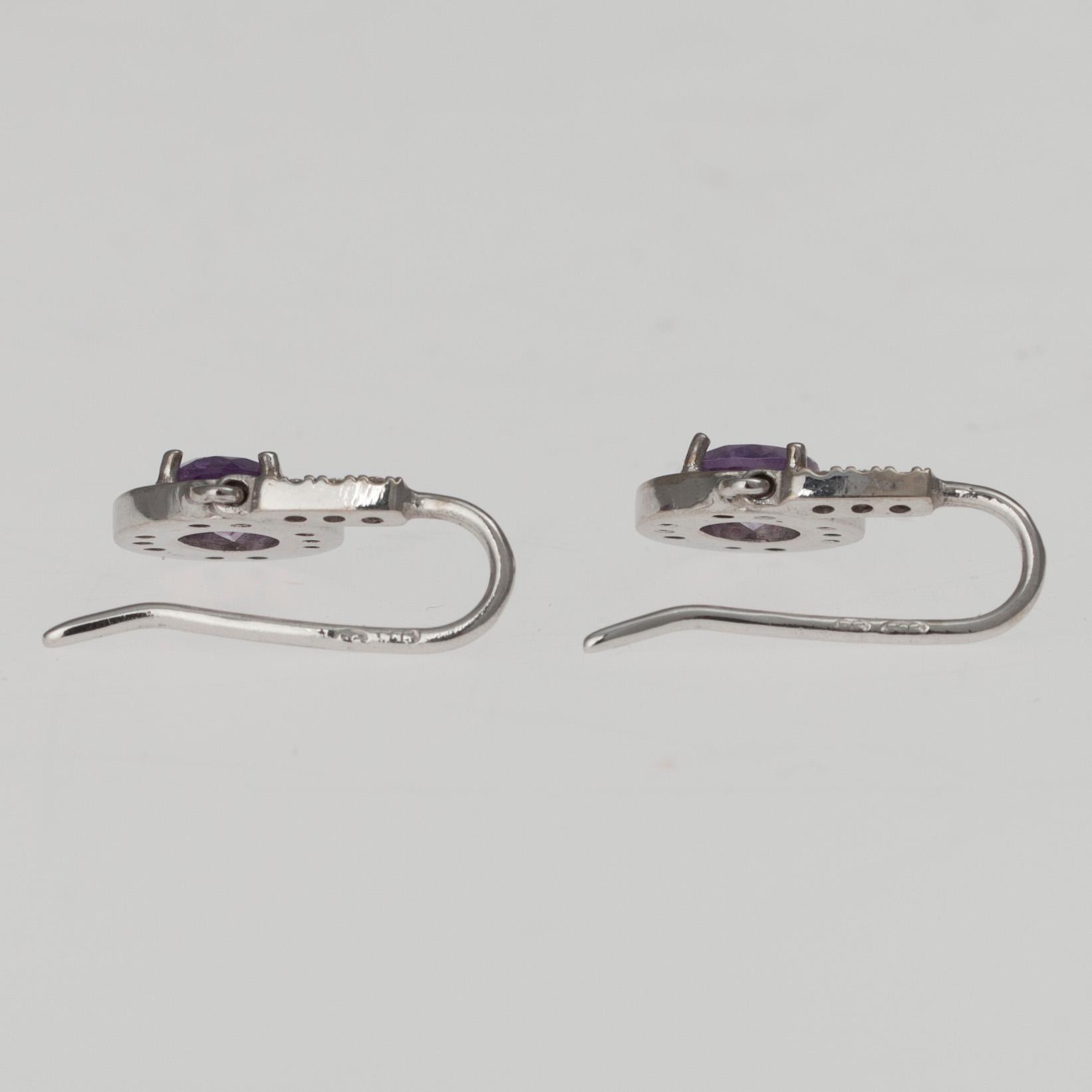 ÖRHÄNGEN, vitguld 14K, 24 st diamanter, totalt 0,40 ct, samt 2 ametister, total vikt 4,7 g.