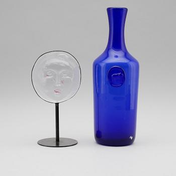 FLASKA, blått glas samt SKULPTUR, glas, Erik Höglund, 1900-talets andra hälft.