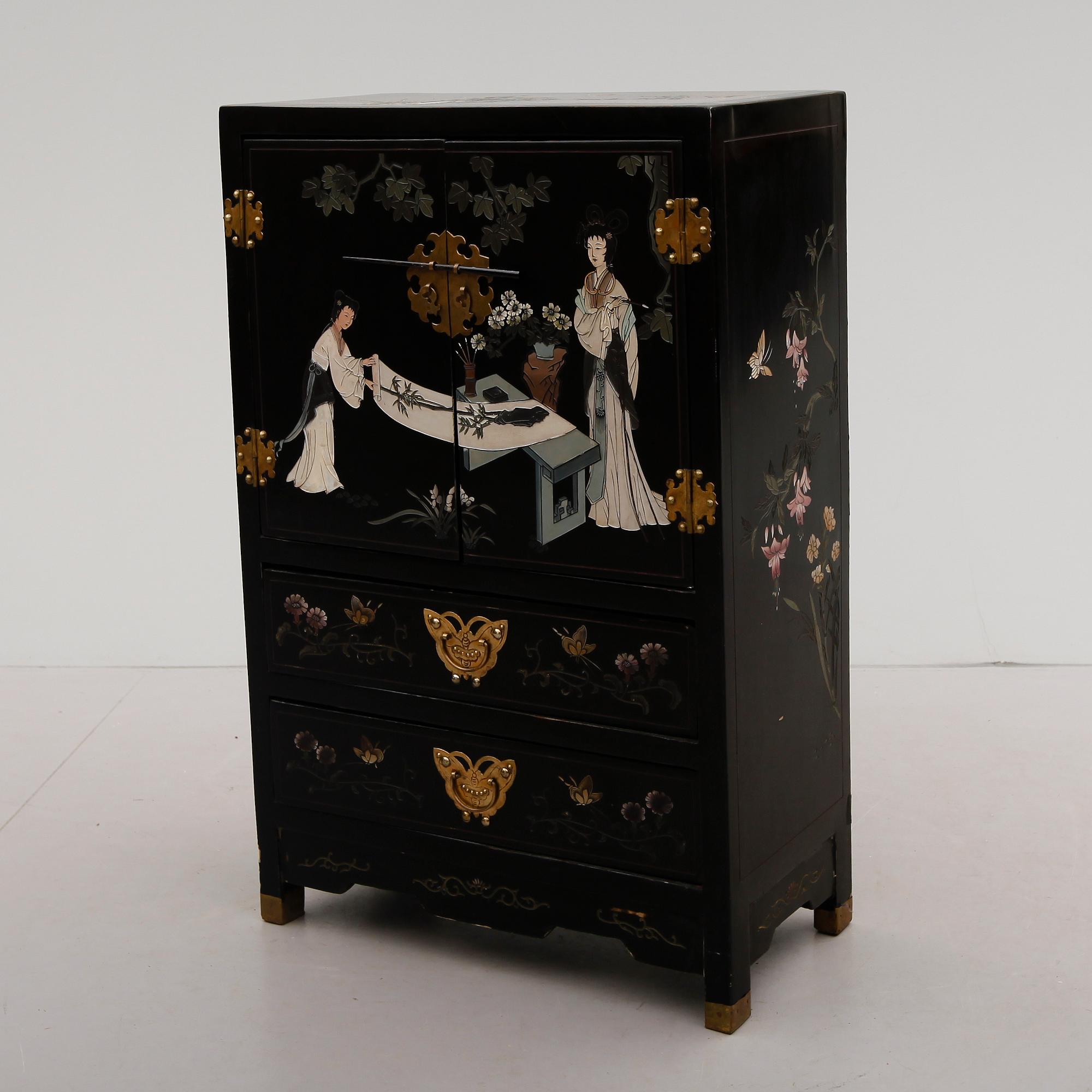 SKÅP, orientaliskt, 1900-talets första hälft.