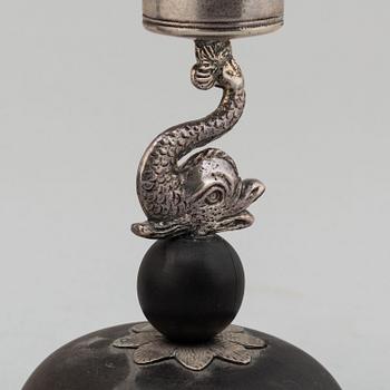 LJUSSTAKAR, ett par, silver och ebenholts, empire, Carl Gustaf Lundgren, Östersund (1867-69).