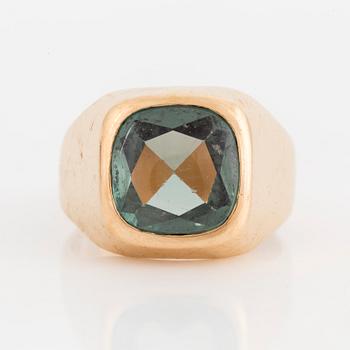 A synthetic green spinel ring.